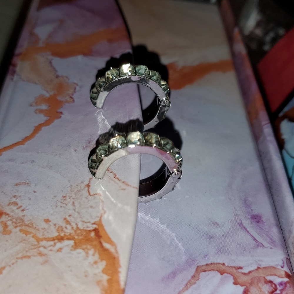 VINTAGE Silver Tone Princess Cut Crystal Hoop Clip On Earrings - Picture 4 of 8